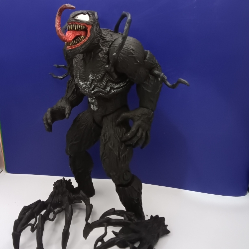 Venom fino c/ accesorios y luz/ Marvel Villanos