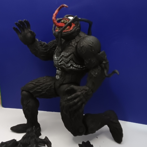 Venom fino c/ accesorios y luz/ Marvel Villanos