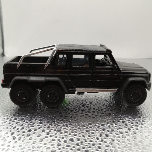 Mercedes-Benz AMG Negra - Chica