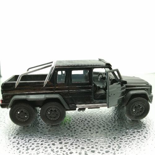 Mercedes-Benz AMG Negra - Chica