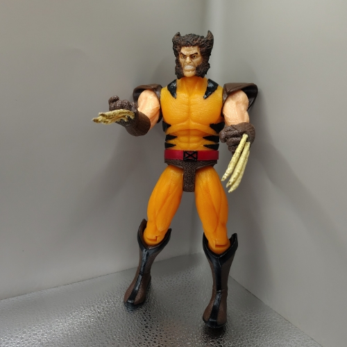 Logan traje amarillo