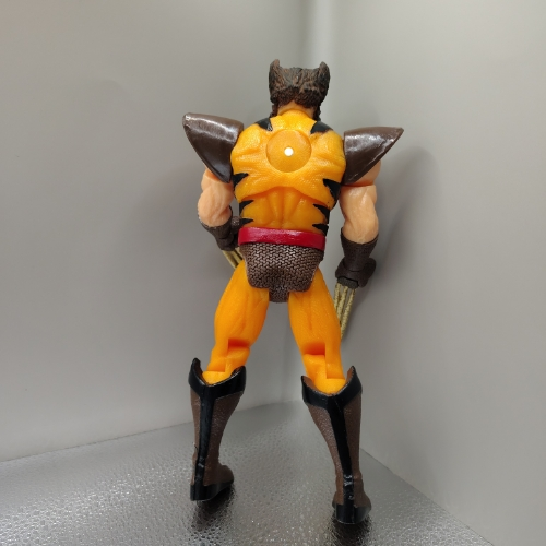 Logan traje amarillo