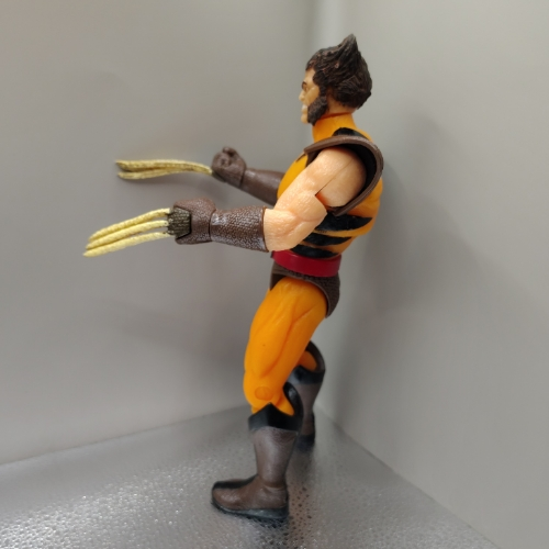 Logan traje amarillo