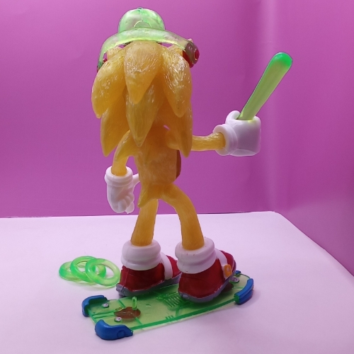Super Sonic amarillo con patineta/ Sonic