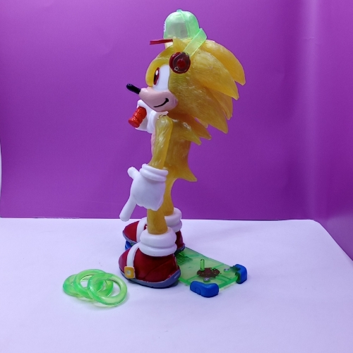 Super Sonic amarillo con patineta/ Sonic