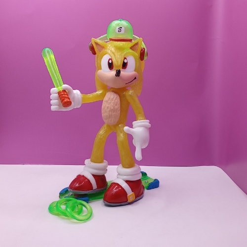 Super Sonic amarillo con patineta/ Sonic