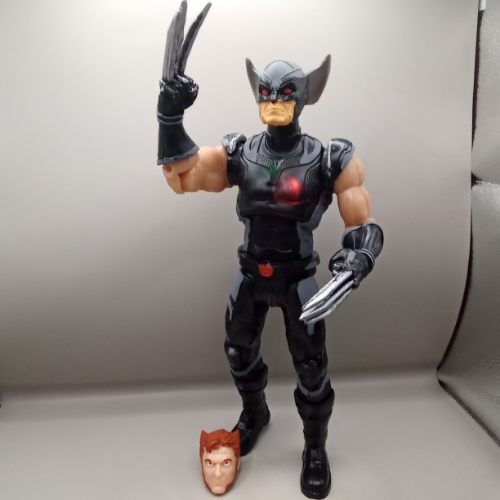 Wolverine traje negro 2 caras/ Marvel Héroes